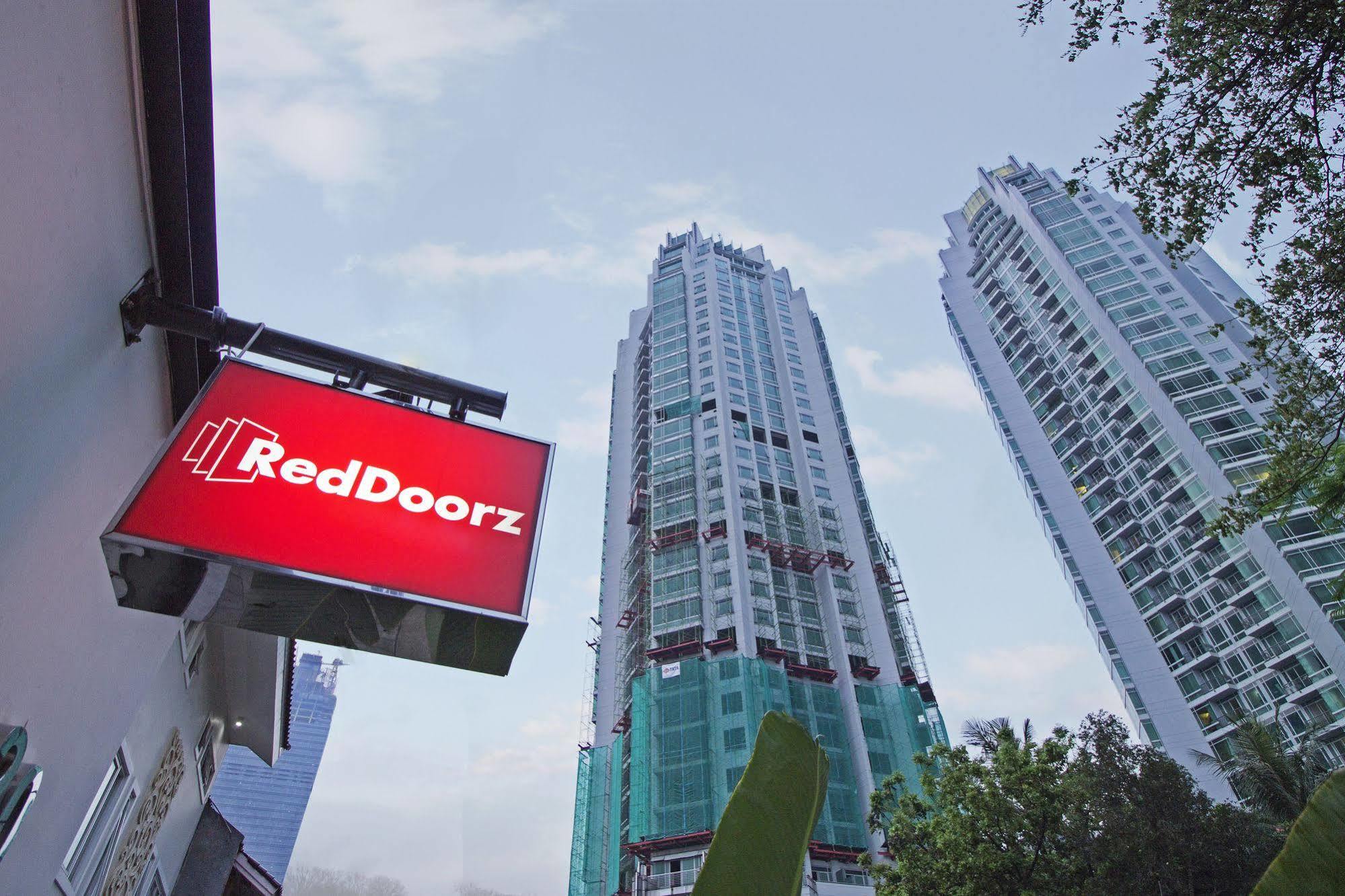 Reddoorz Plus @ Setiabudi Eight Giacarta Esterno foto