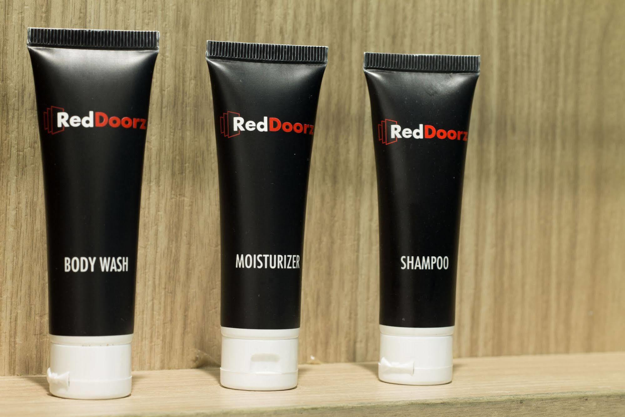 Reddoorz Plus @ Setiabudi Eight Giacarta Esterno foto