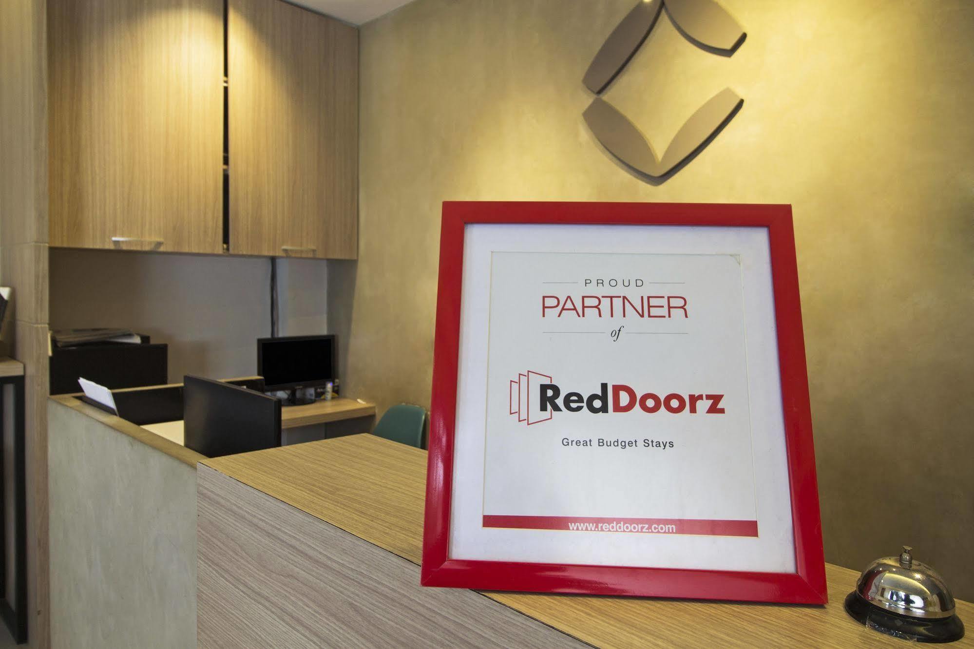 Reddoorz Plus @ Setiabudi Eight Giacarta Esterno foto