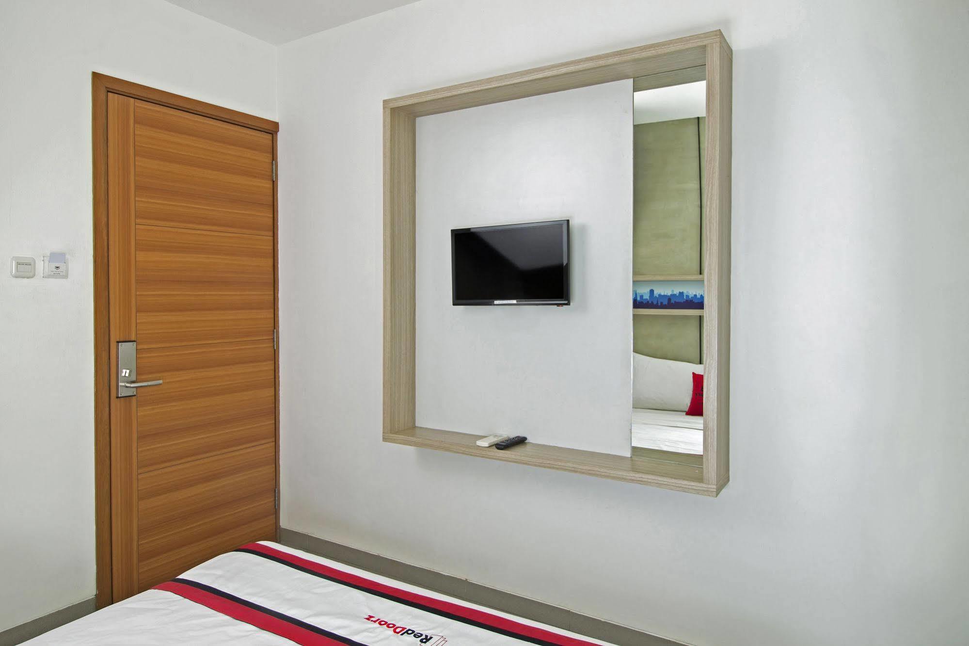 Reddoorz Plus @ Setiabudi Eight Giacarta Esterno foto