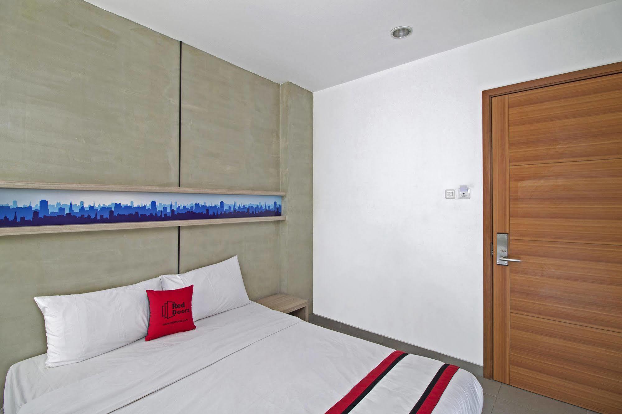Reddoorz Plus @ Setiabudi Eight Giacarta Esterno foto