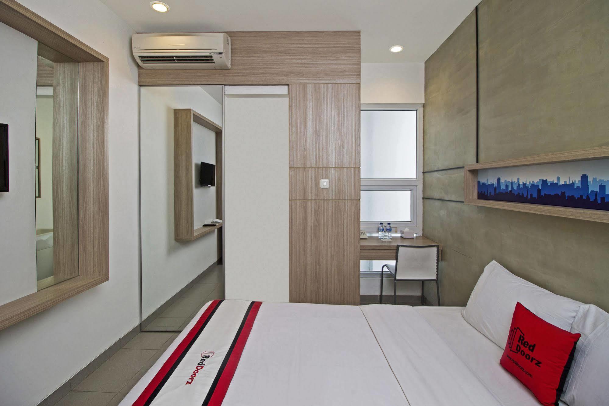 Reddoorz Plus @ Setiabudi Eight Giacarta Esterno foto