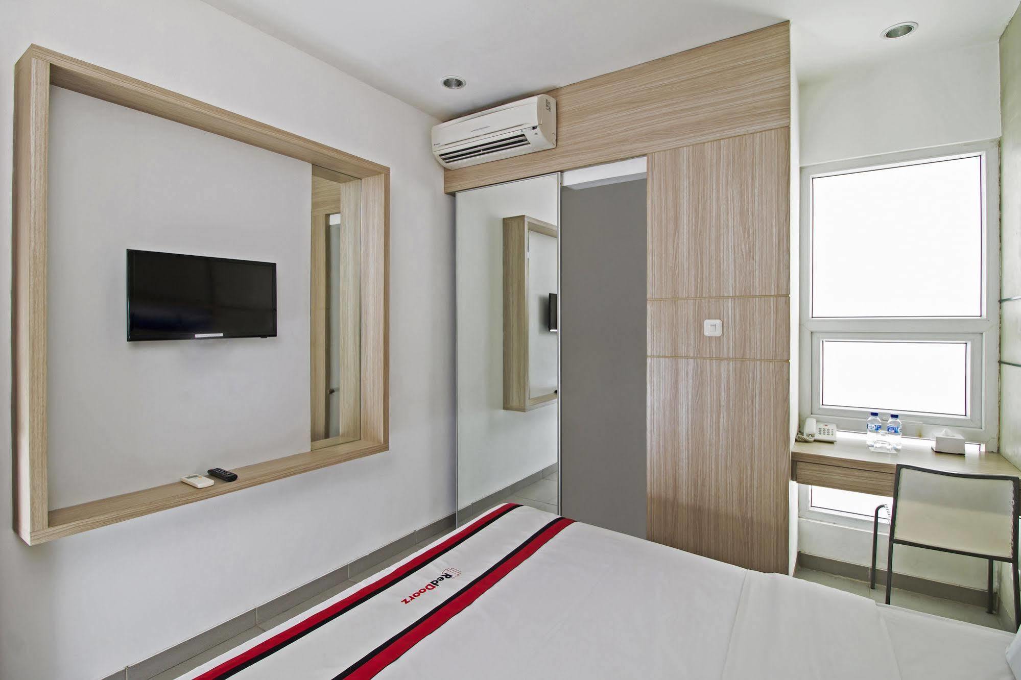 Reddoorz Plus @ Setiabudi Eight Giacarta Esterno foto