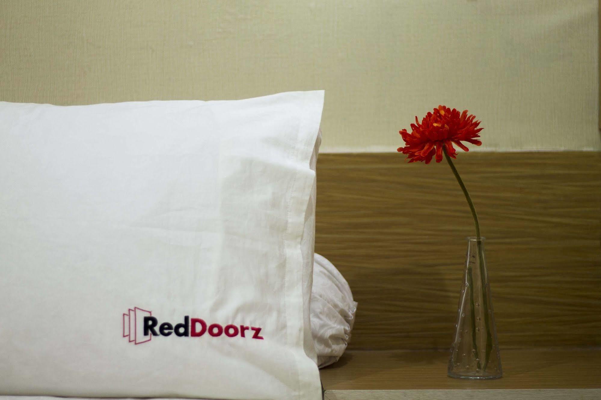 Reddoorz Plus @ Setiabudi Eight Giacarta Esterno foto
